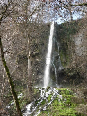 Schwäbische Alb: Wasserfall in Bad Urach im Frhling