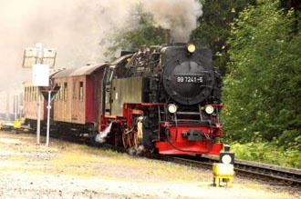 Zugausfahrt der Harzer Schmalspurbahn am Bahnhof Drei Annen Hohn